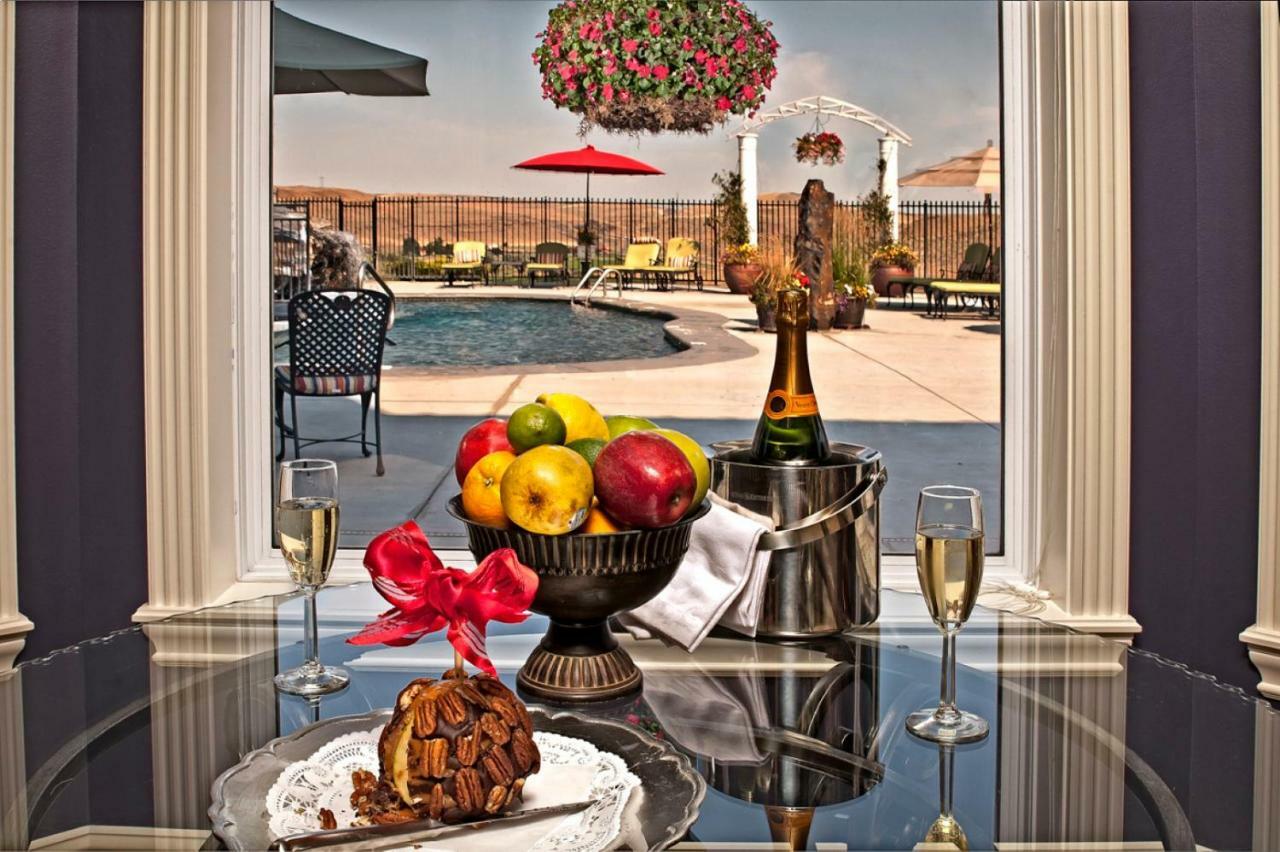 Cameo Heights Mansion And The Vine Fine Dining Restaurant Bed & Breakfast Touchet Exterior photo
