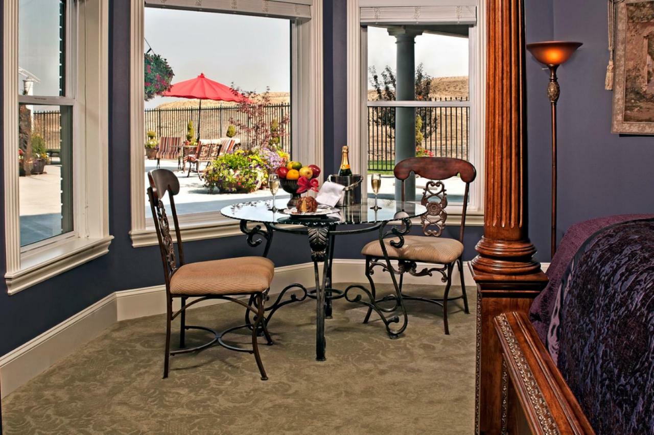 Cameo Heights Mansion And The Vine Fine Dining Restaurant Bed & Breakfast Touchet Exterior photo